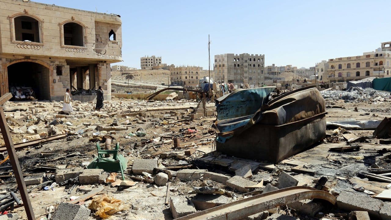 Zerstörte Lagerhalle Sanaa: Die Vereinten Nationen bezeichnen die Situation im Jemen als aktuell größte humanitäre Katastrophe der Welt.