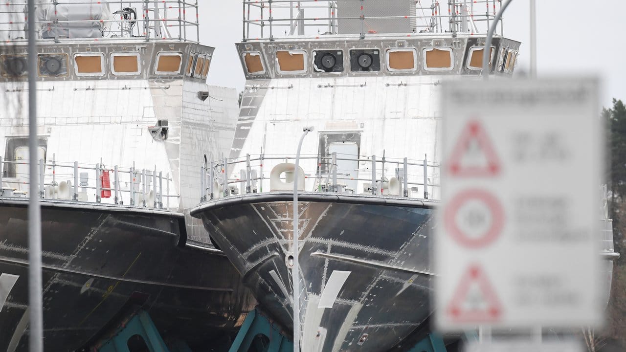Patrouillenboote für Saudi-Arabien liegen auf dem Werftgelände der zur Lürssen-Werftengruppe gehörenden Peene-Werft in Wolgast.