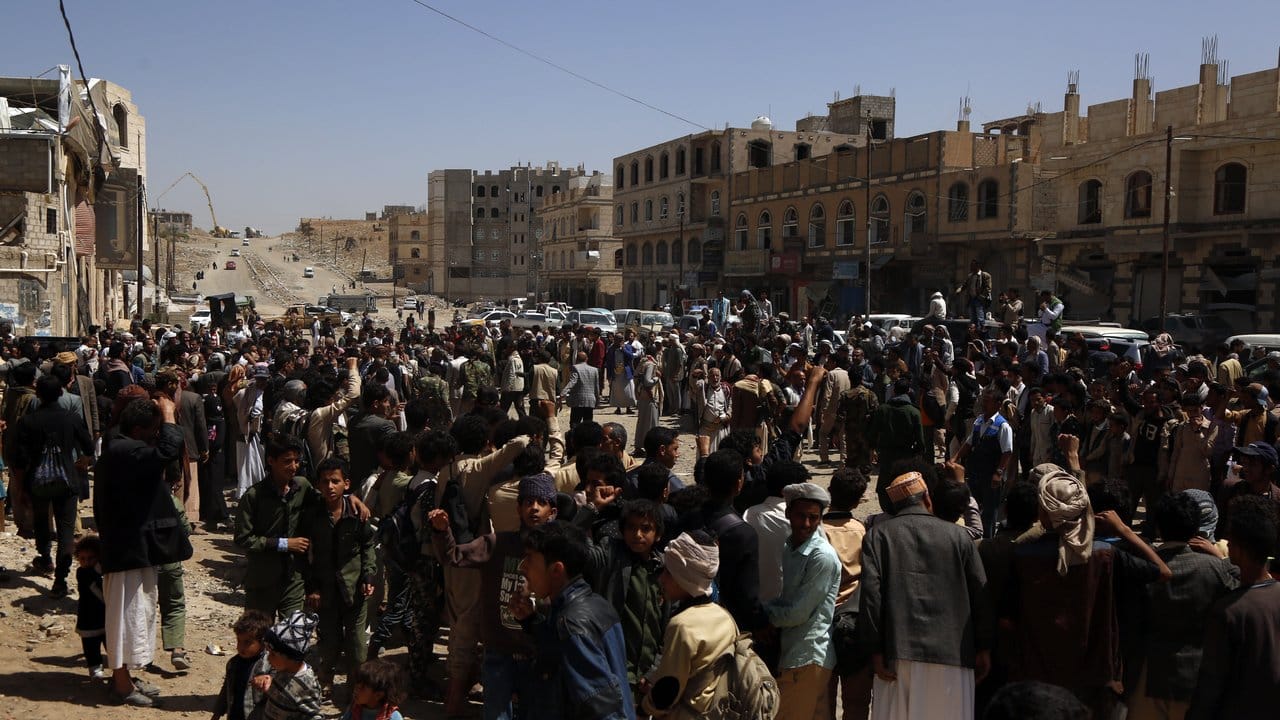 Jemeniten demonstrieren nach einem Luftangriff der von Saudi-Arabien geführten Koalition in Sanaa.