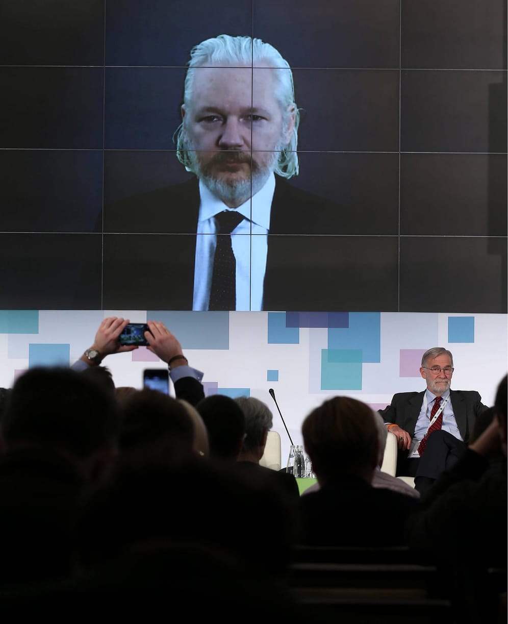 Dezember 2015: Julian Assange spricht mit dem russischen Fernsehsender "Russia Today". Die USA wirft ihm vor mit Russland zusammengearbeitet zu haben. Es geht konkret um den Präsidentschaftswahlkampf 2016 und die gestohlenen E-Mails der demokratischen Partei.