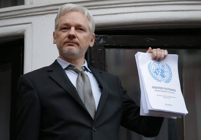 Februar 2016: Der UN-Menschenrechtsrat veröffentlicht einen Bericht, der besagt, dass der Aufenthalt in der Botschaft menschenrechtswidrig und illegal sei. Großbritannien und Schweden sollen sicherstellen, dass sich Assange frei bewegen kann.