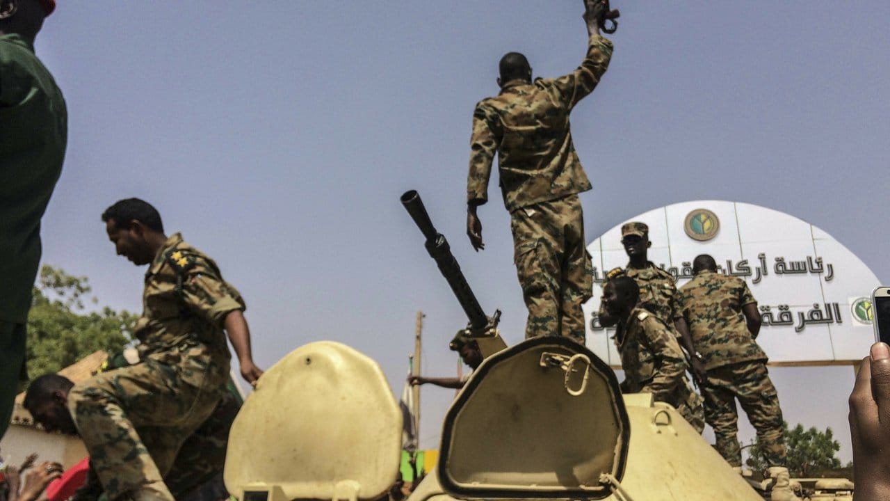 Eine vom Militär geführte Übergangsregierung soll innerhalb von zwei Jahren den Weg für Wahlen im Sudan bereiten.