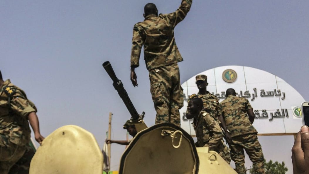 Eine vom Militär geführte Übergangsregierung soll innerhalb von zwei Jahren den Weg für Wahlen im Sudan bereiten.