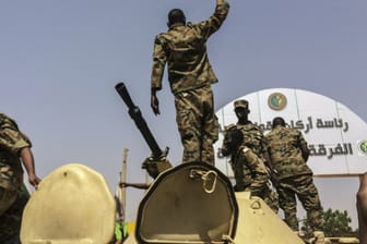 Eine vom Militär geführte Übergangsregierung soll innerhalb von zwei Jahren den Weg für Wahlen im Sudan bereiten.