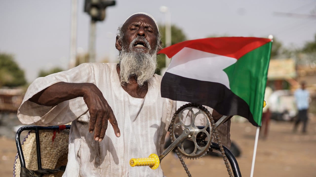 Sudanese bei einer Kundgebung: Die Menschen fordern nach dem Sturz des autokratischen Präsidenten die Bildung einer Zivilregierung.