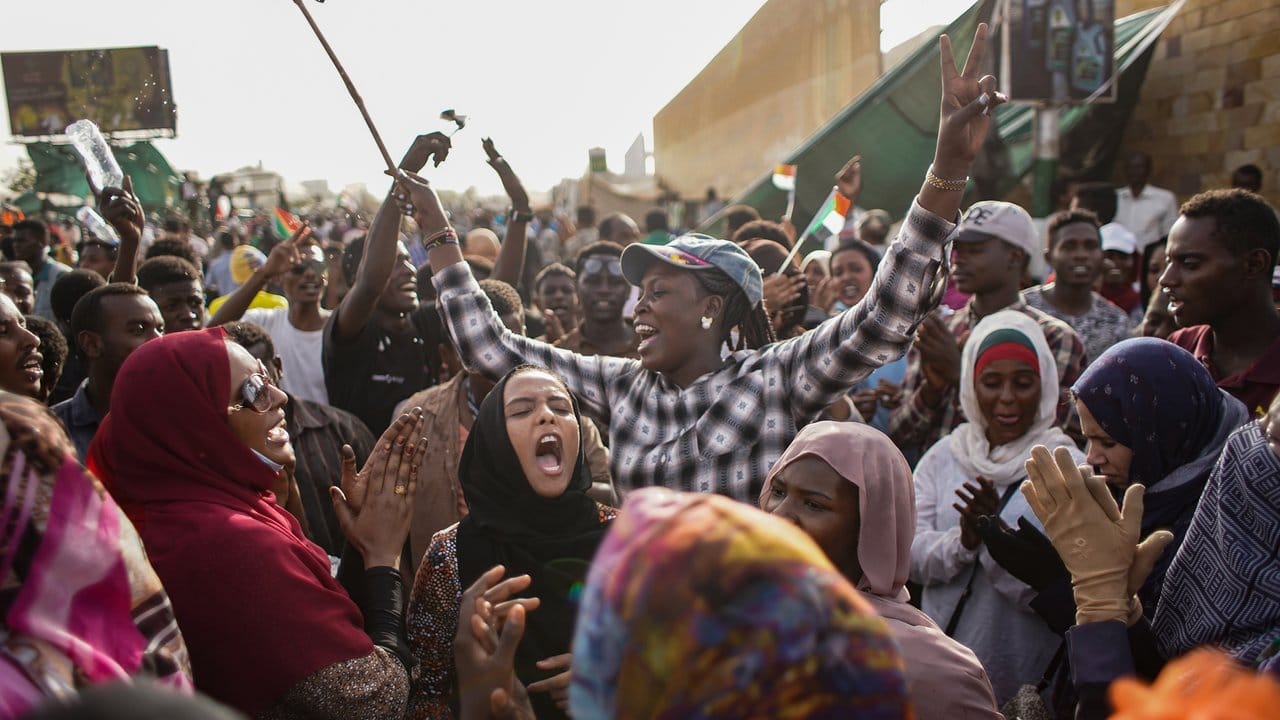 Sudanesische Demonstranten feiern die Verhaftung des langjährigen Präsidenten Omar al-Bashir durch die Streitkräfte.