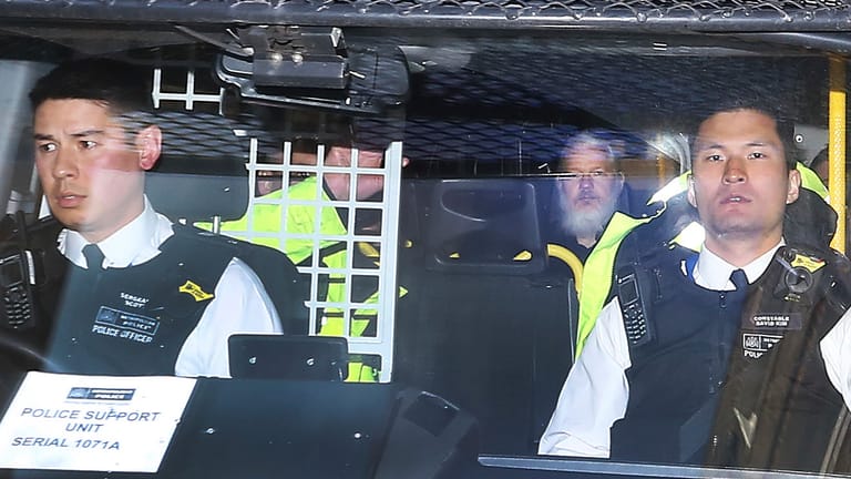 April 2019: Julian Assange nach der Verhaftung im Polizeiwagen. Ihm wird von Ecuadors Präsident Moreno vorgeworfen, dass er sich in innere Angelegenheiten eingemischt habe.