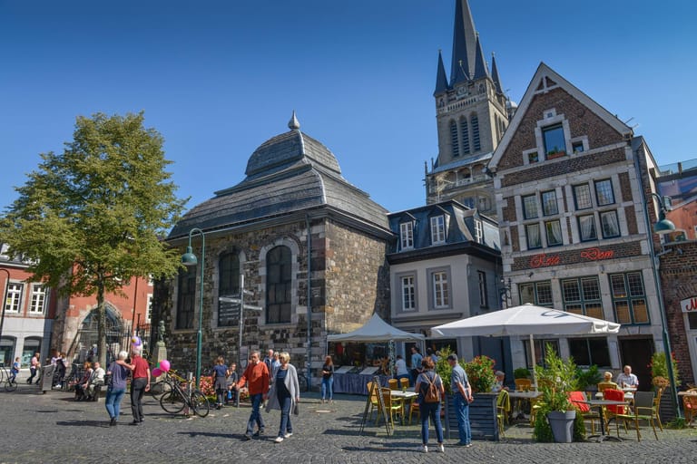 Aachen: Der Dom ist das Wahrzeichen der Stadt. Weitere Sehenswürdigkeiten sind etwa das Marschiertor und die Parkanlagen Aachens.