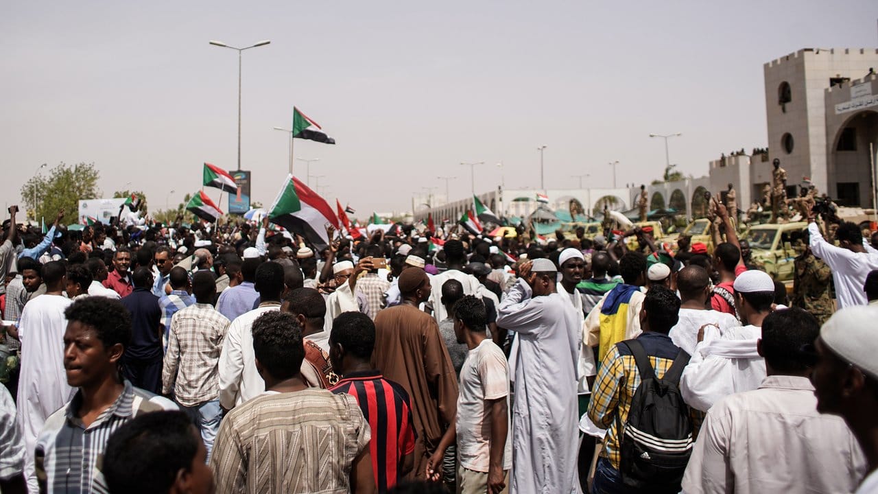Sudanesische Demonstranten versammeln sich vor dem Verteidigungsministerium, um die Bildung einer Zivilregierung zu fordern.