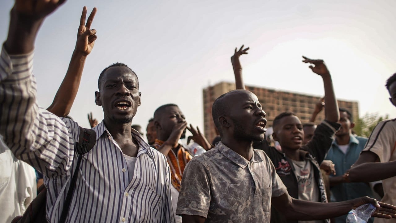 Sudanesen demonstrieren in der Hauptstadt Khartum für die Bildung einer Zivilregierung.