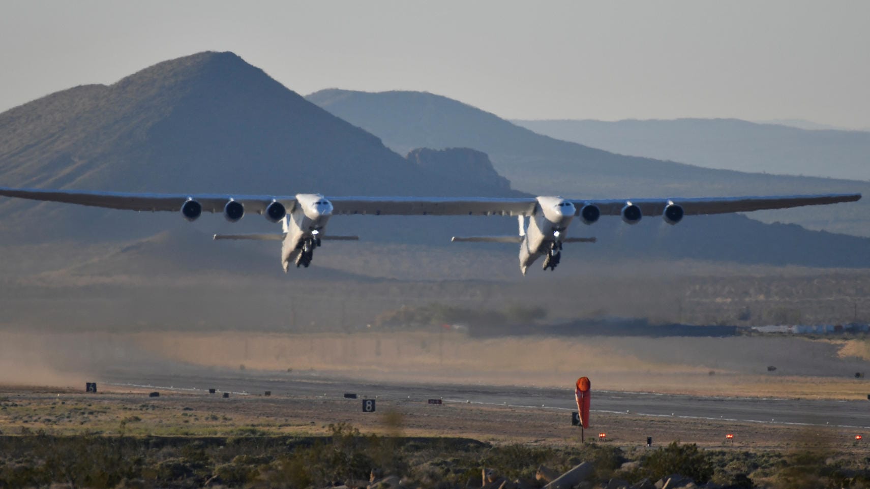Das Flugzeug mit zwei Rümpfen hob in Kalifornien am Samstagmorgen (Ortszeit) ab.