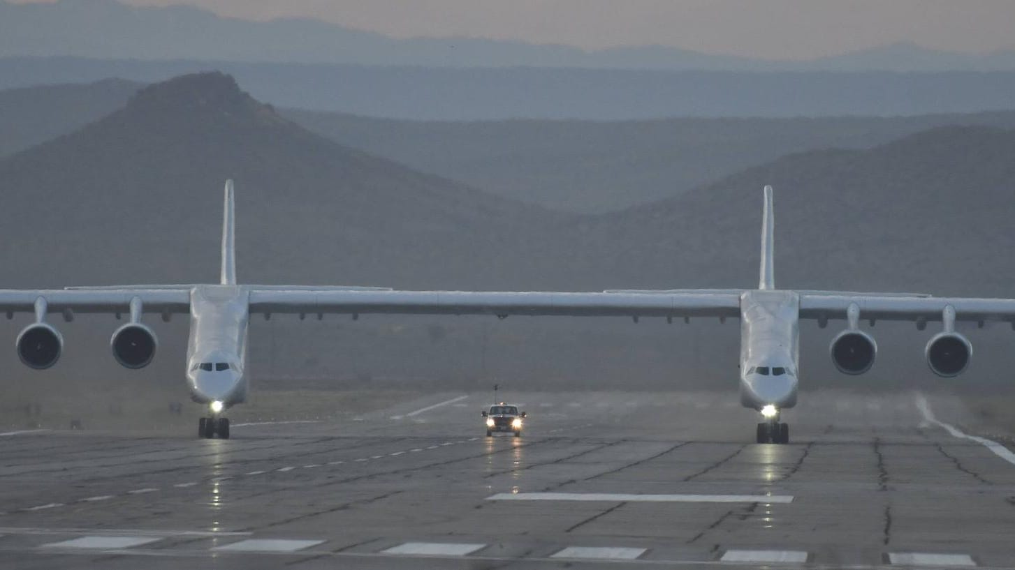 Das weltgrößte Flugzeug, die "Stratolaunch", hat seinen Jungfernflug erfolgreich absolviert.