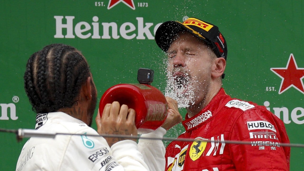 Lewis Hamilton revanchierte sich bei Sebastian Vettel für die Champagner-Dusche.