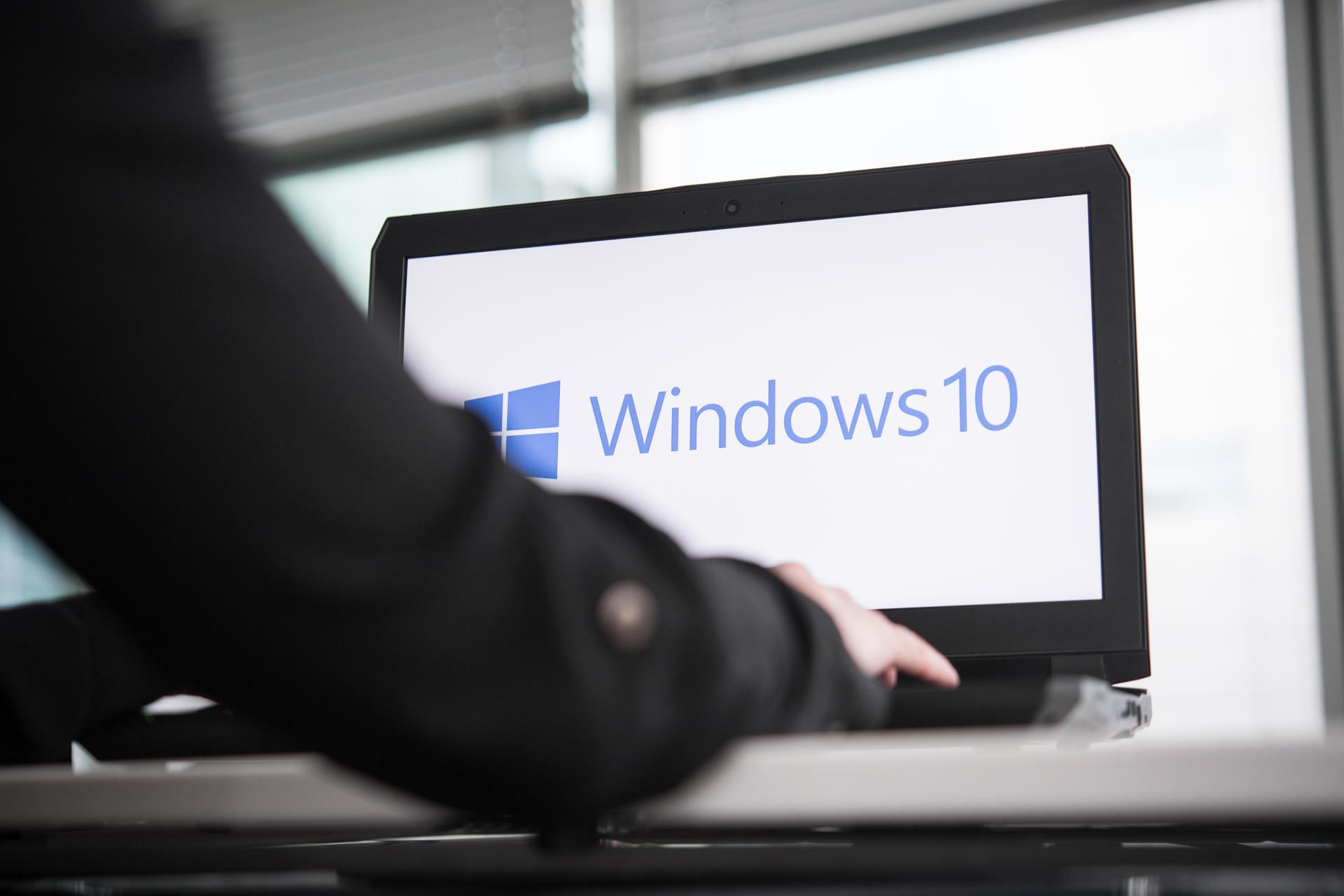 Mit dem Windows-Insider-Programm können Sie kommende Windows-Versionen vorab testen. Dafür müssen Sie sich mit Ihrem Microsoft-Konto für das Programm anmelden. Das geht so: