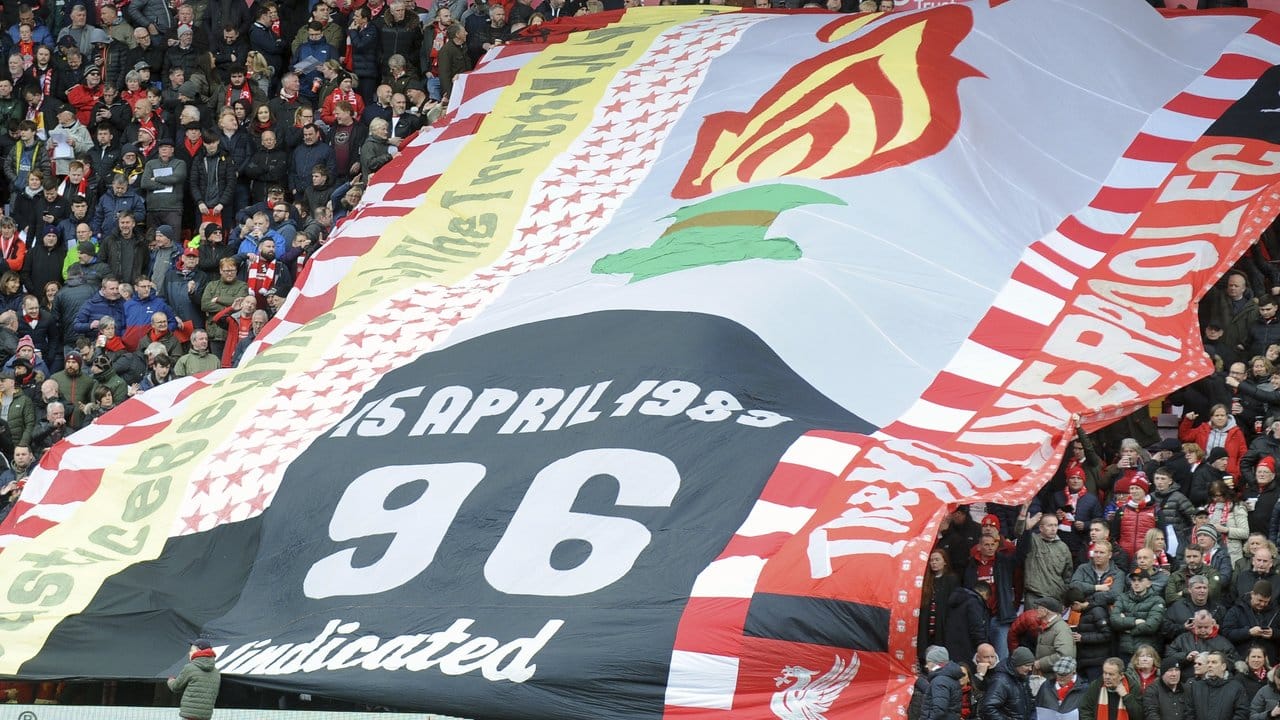 Liverpool-Fans erinnern während des Spiels an den 30.