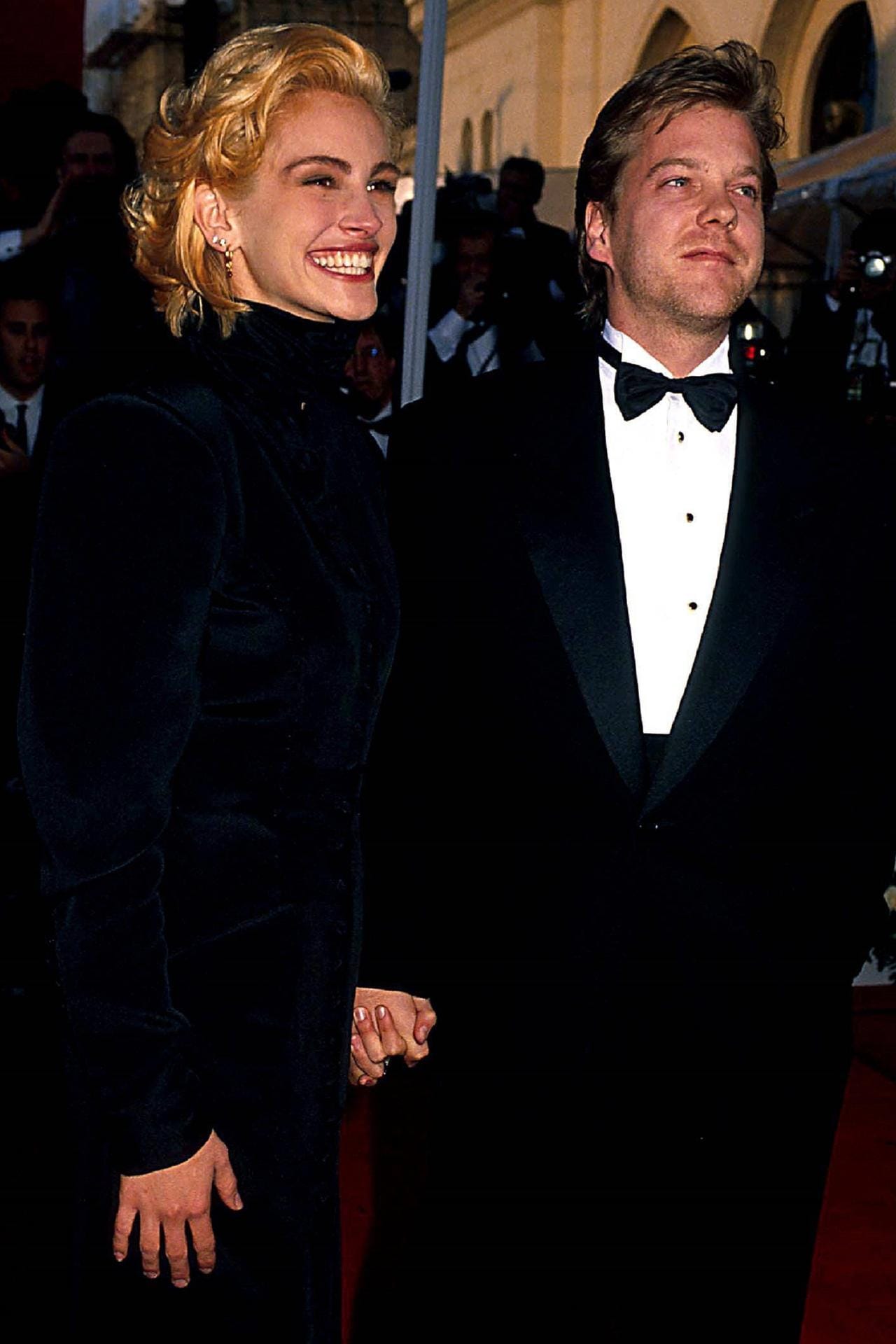1990 - 1991: Sie Hollywoods Sweetheart, er der Bad Boy! Julia Roberts und Kiefer Sutherland waren das Traumpaar der Neunziger. Doch drei Tage vor der geplanten Riesen-Hochzeit im Juni 1991 bekam die Braut kalte Füße.