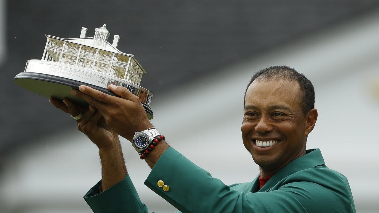 Tiger Woods kassiert neben dem Preisgeld in Augusta auch das berühmte grüne Sieger-Jackett.