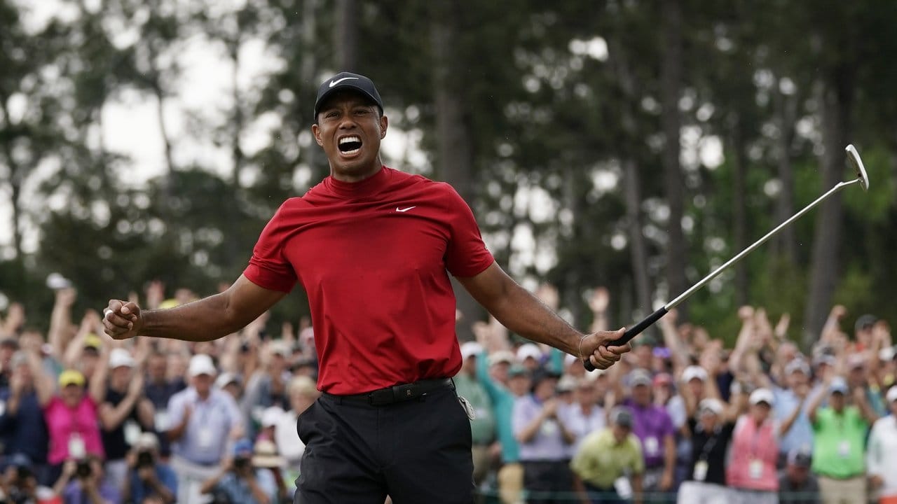 Tiger Woods feiert den Gewinn seines fünften Titels in Augusta.