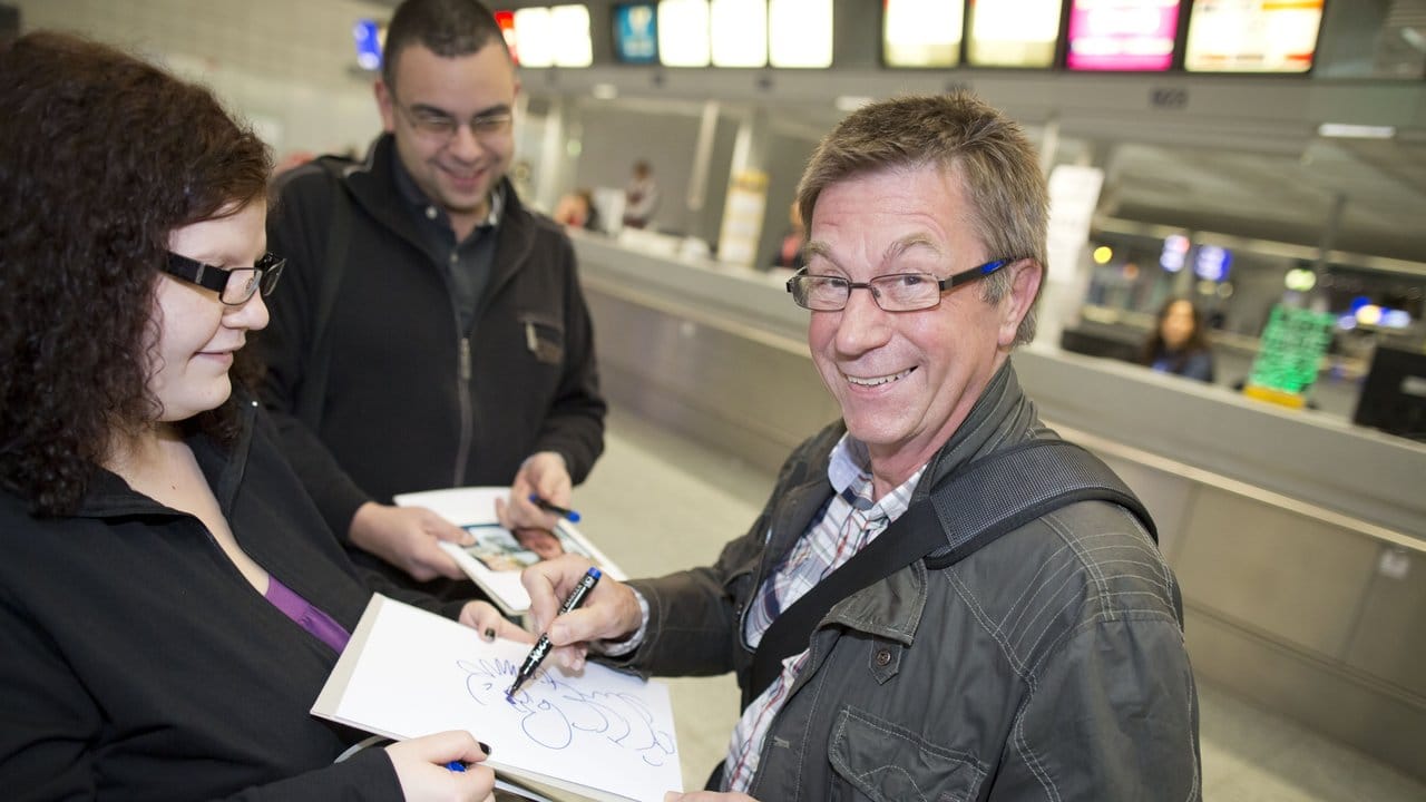 Karikaturist Arno Funke, auch als Ex-Kaufhauserpresser "Dagobert" bekannt, vor dem Abflug zum RTL-Dschungelcamp 2013.