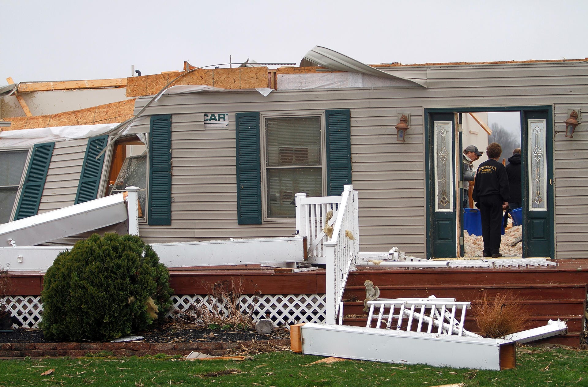 Was nach dem Sturm übrig bleibt: Anwohner suchen in Shelby einem zerstörten Haus nach persönlichen Gegenständen.