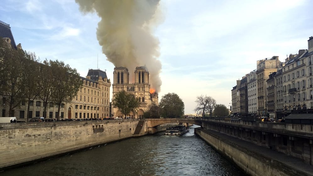 Eine riesige Rauchsäule steht über einem der berühmtesten Wahrzeichen der Welt - der Pariser Kathedrale Notre-Dame.