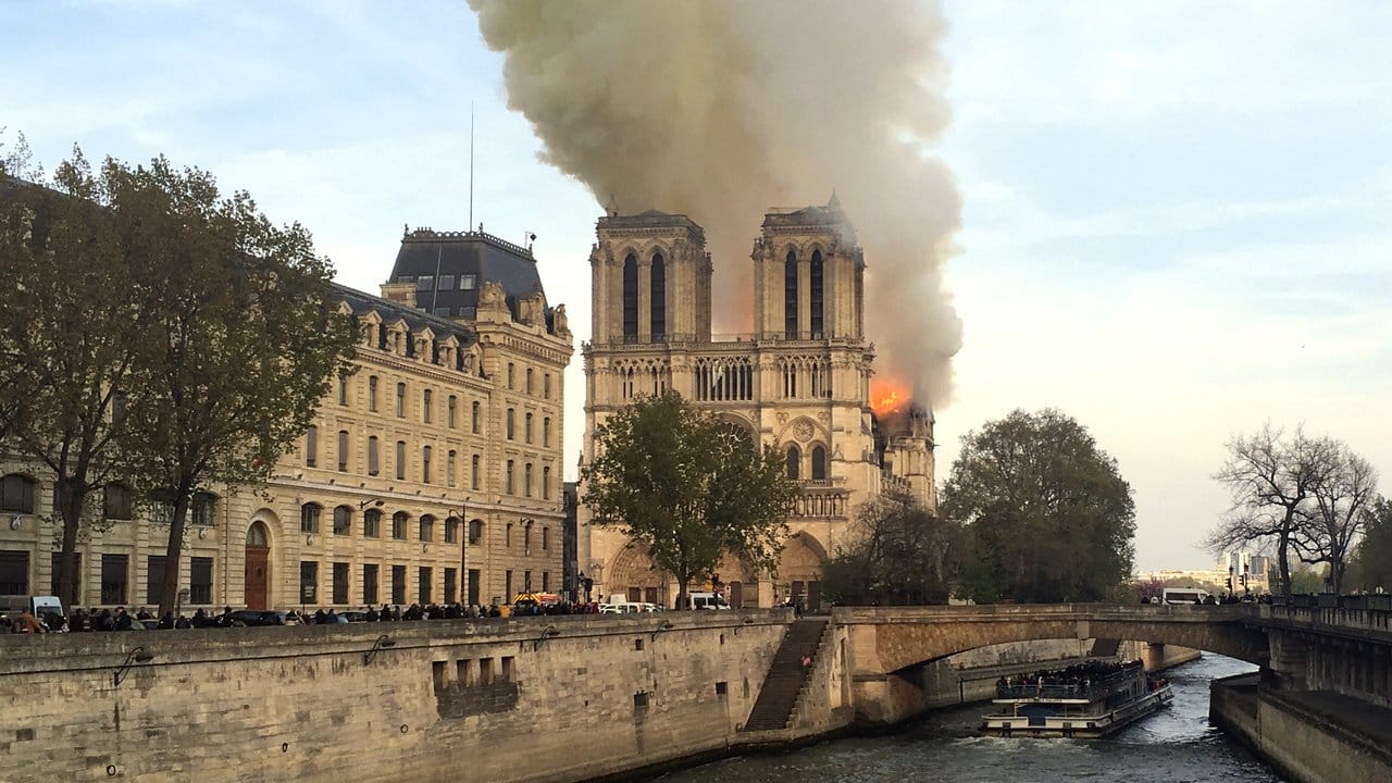 Die Pariser Kathedrale Notre-Dame brennt.