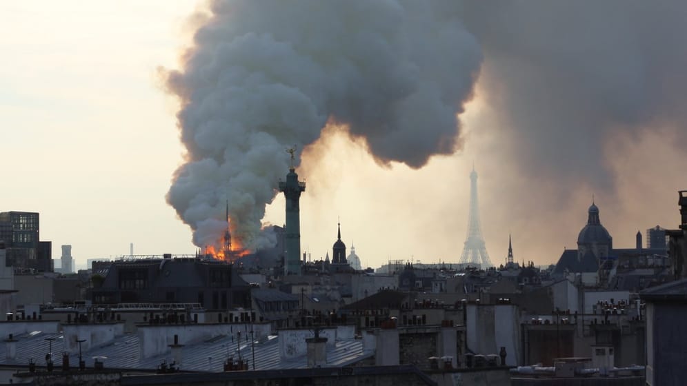 Die Bürgermeisterin der französischen Hauptstadt spricht von einem "fürchterlichen Brand".