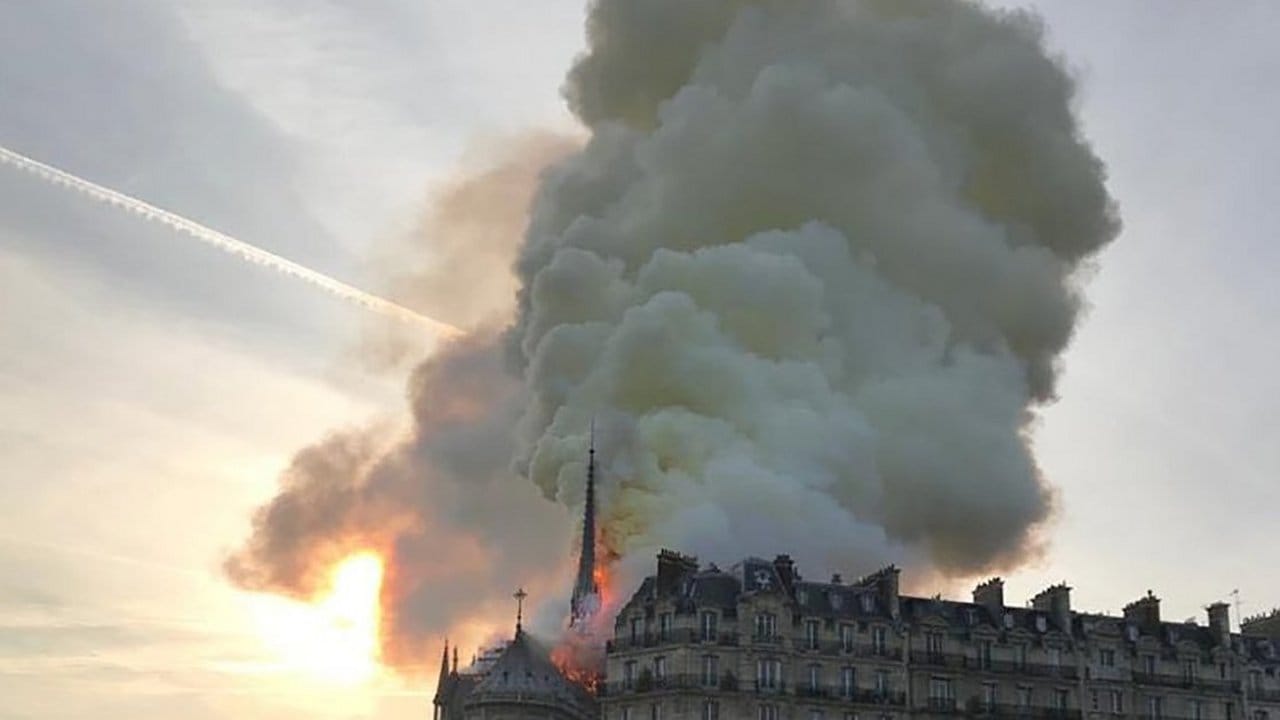 Eine riesige Rauchsäule steht über einem der berühmtesten Wahrzeichen der Welt - der Pariser Kathedrale Notre-Dame.