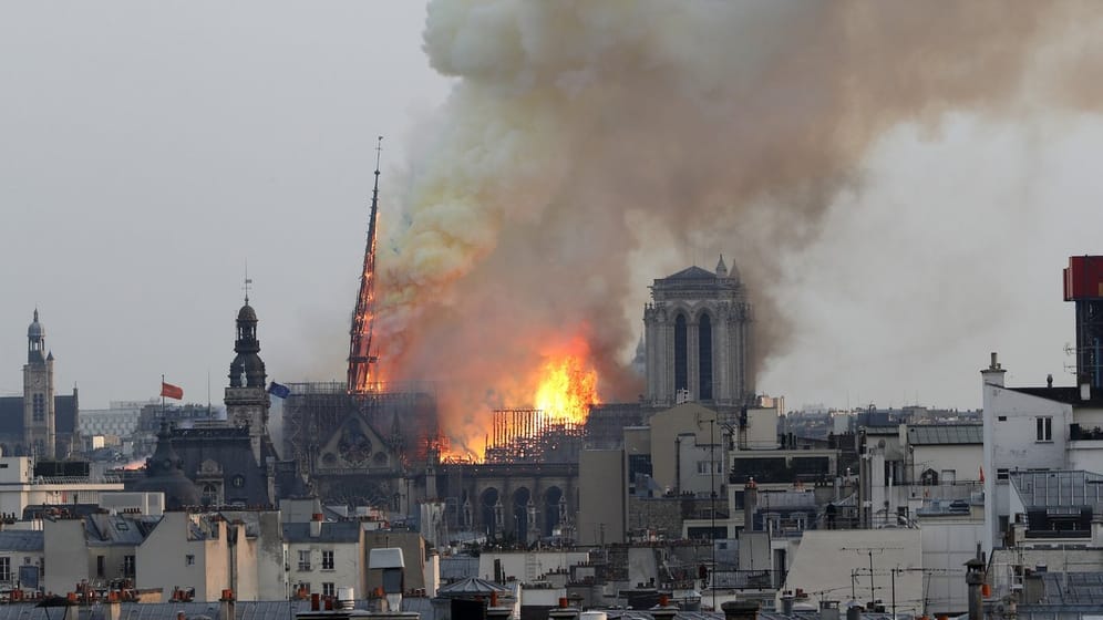Verheerender Brand in einem der berühmtesten Wahrzeichen der Welt, der Pariser Kathedrale Notre-Dame.