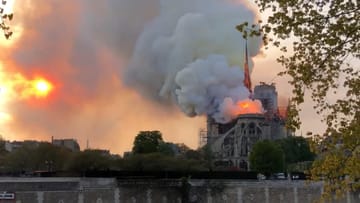 Flammenhölle in Paris: Flammen schlagen lichterloh aus dem Dachstuhl.