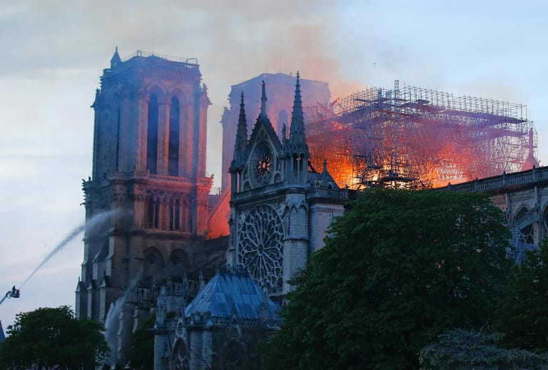 "Von dem Dachstuhl wird nichts mehr übrig bleiben", teilte ein Spreche von Notre-Dame mit.