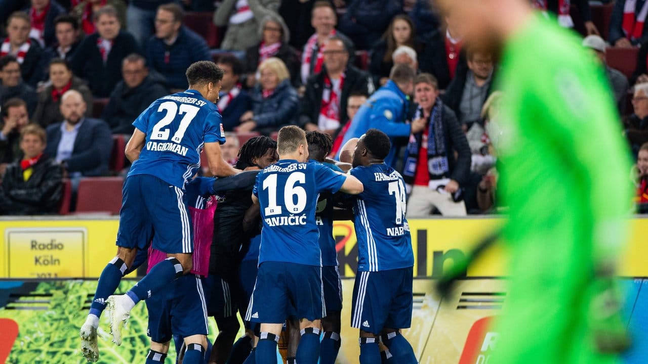 Die HSV-Spieler feiern mit einer Jubeltraube den Treffer von Manuel Wintzheimer (verdeckt) zum 1:1 in Köln.