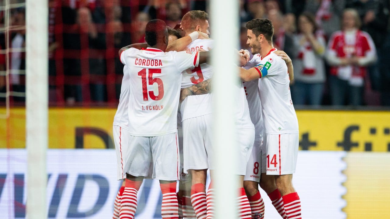 Die Kölner bejubeln das 1:0 gegen den HSV durch Dominick Drexler (verdeckt).