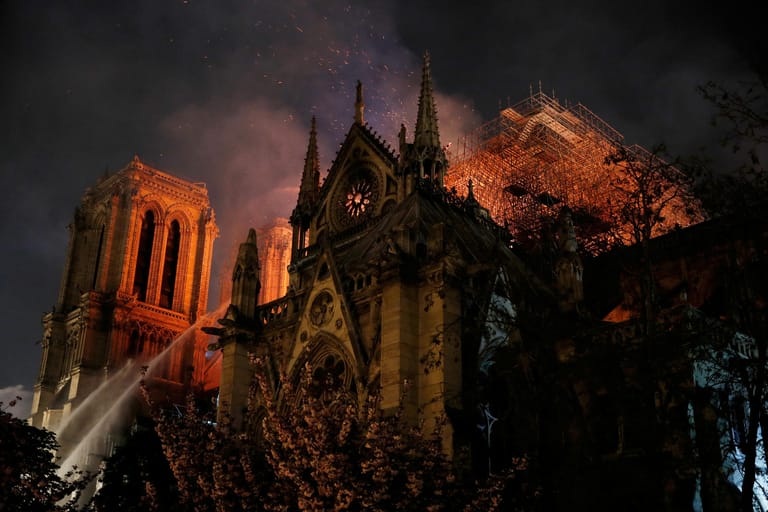 Nachdem zwischendurch befürchtet worden war, die Haupttürme würden einstürzen, meldet die Feuerwehr kurz vor 23 Uhr: Die Struktur von Notre-Dame ist gerettet.