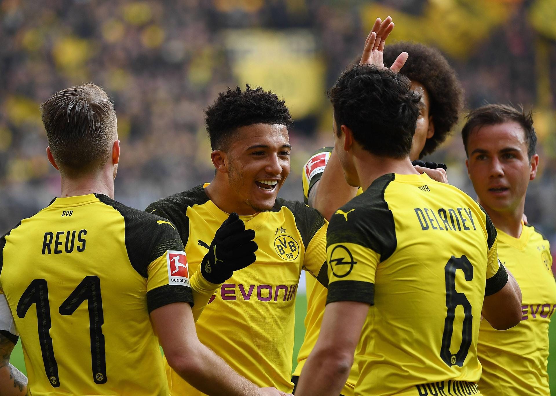 Borussia Dortmund: Der BVB um Shootingstar Jadon Sancho (M.) spielt noch gegen Borussia Mönchengladbach (34. Spieltag, Auswärts). Ein Sieg ist Pflicht, will man die Bayern doch noch abfangen.