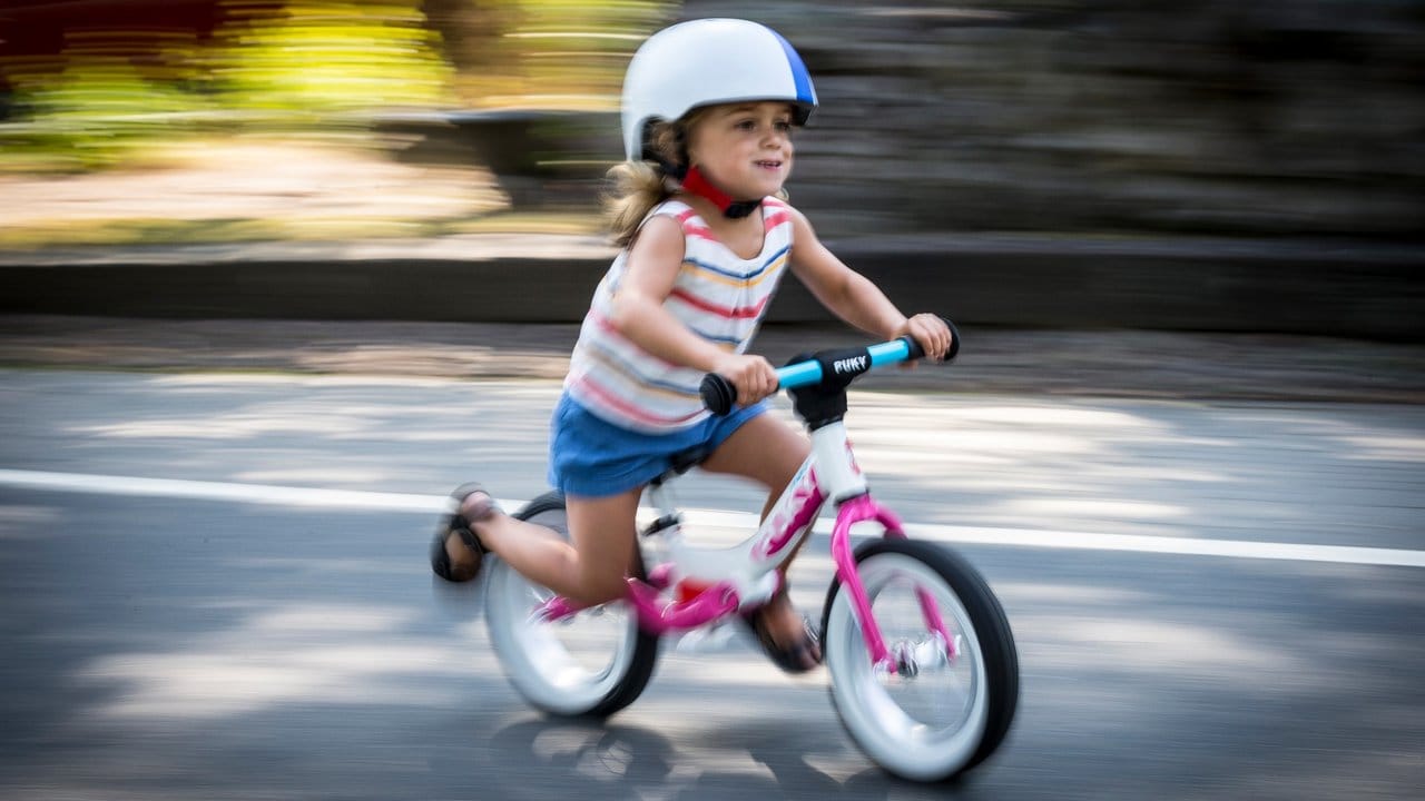 Mit Schwung: Das Laufrad hilft Kindern Balance zu halten und gilt als gute Vorstufe zum Fahrradfahren.