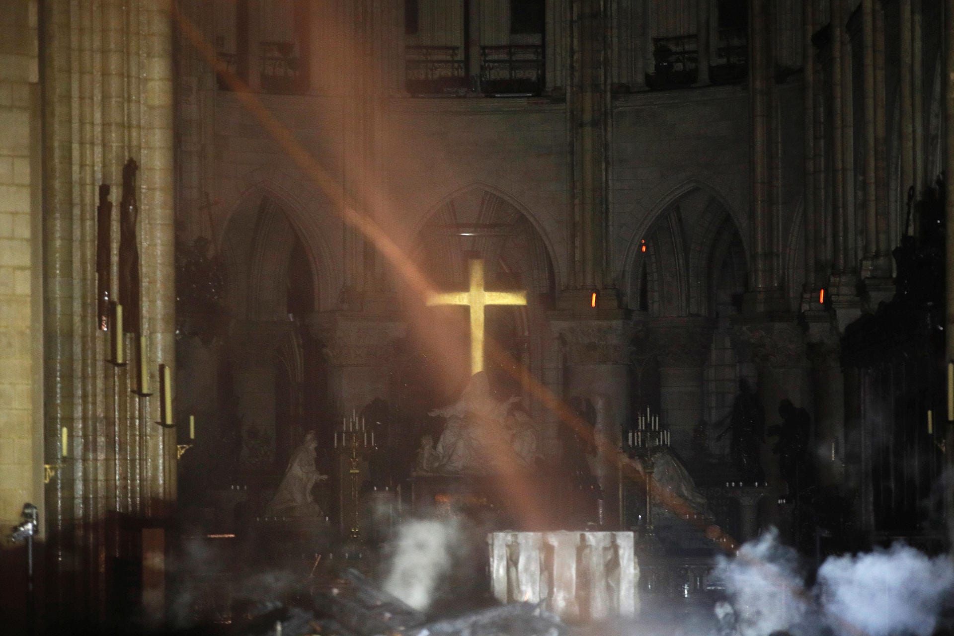 Ein Kreuz in der verwüsteten Kathedrale: Schon jetzt ist abzusehen, dass der Wiederaufbau aufwendig werden dürfte.