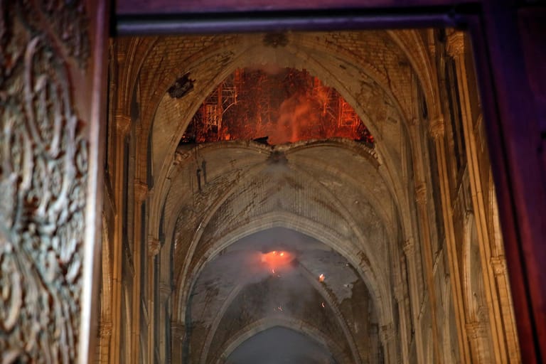 Flammen züngeln im Inneren der Notre-Dame: Nach dem schweren Brand in der Pariser Kathedrale will Frankreich das berühmte Wahrzeichen wieder instandsetzen.