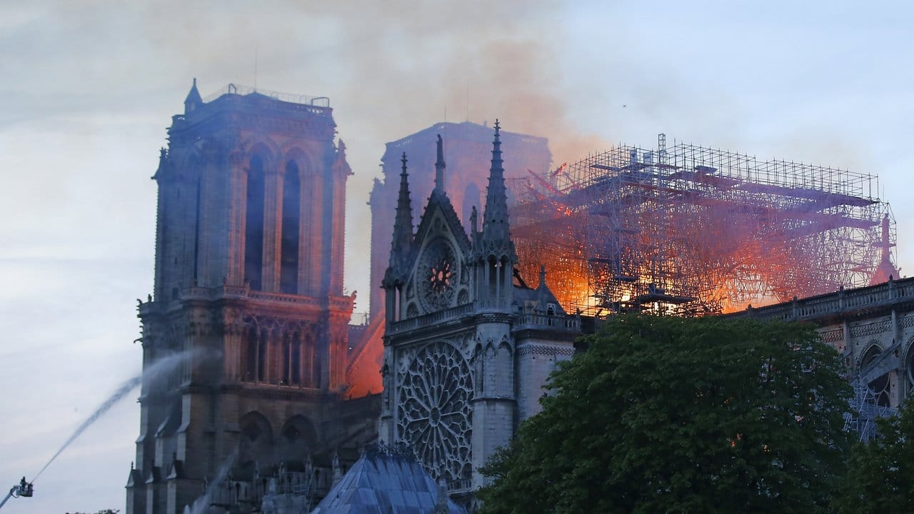 Ein Feuerwehrmann versucht, das Feuer in der Kathedrale Notre-Dame zu löschen.