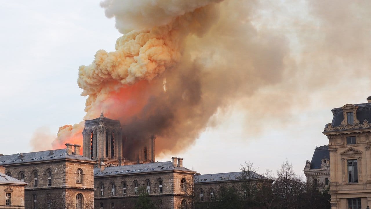 Eine riesige Rauchsäule steht über der Pariser Kathedrale Notre-Dame.