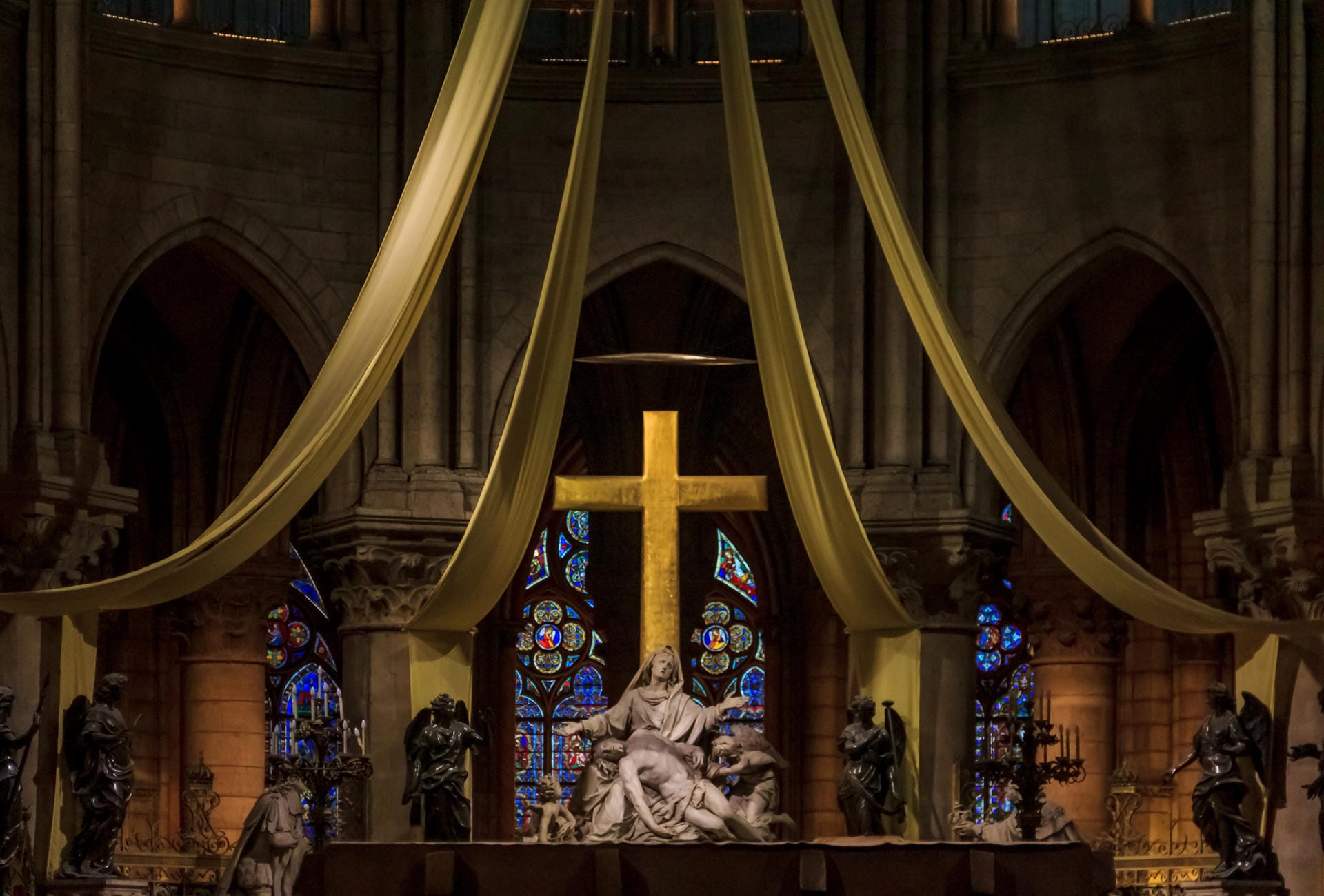 Kreuz und Altar in Notre-Dame: Was mit dem Altar und dem Kreuz der Kathedrale passiert ist, ist derzeit noch unklar.