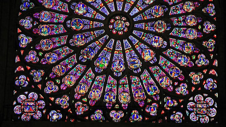 Rosenfenster in Notre-Dame: Die kreisrunden, verglasten Fenster stammen aus dem 13. Jahrhundert. Es ist ebenfalls unklar, ob die kunstvollen Glasarbeiten den Brand überstanden haben.