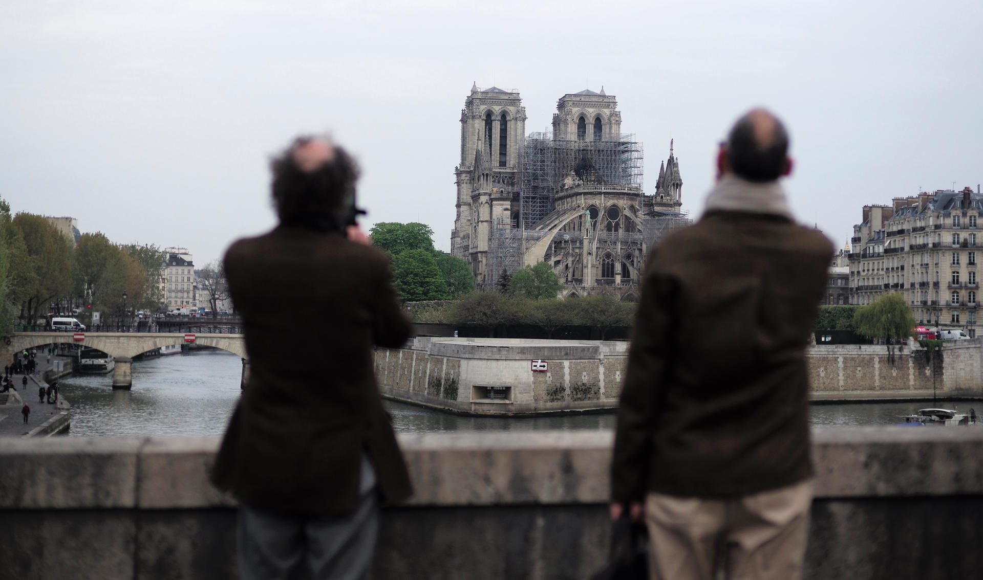 Dann sollen Touristen und Pariser von der Brücke über die Seine aus nicht mehr auf eine zerstörte, sondern wieder auf eine intakte Kirche Notre-Dame schauen können.