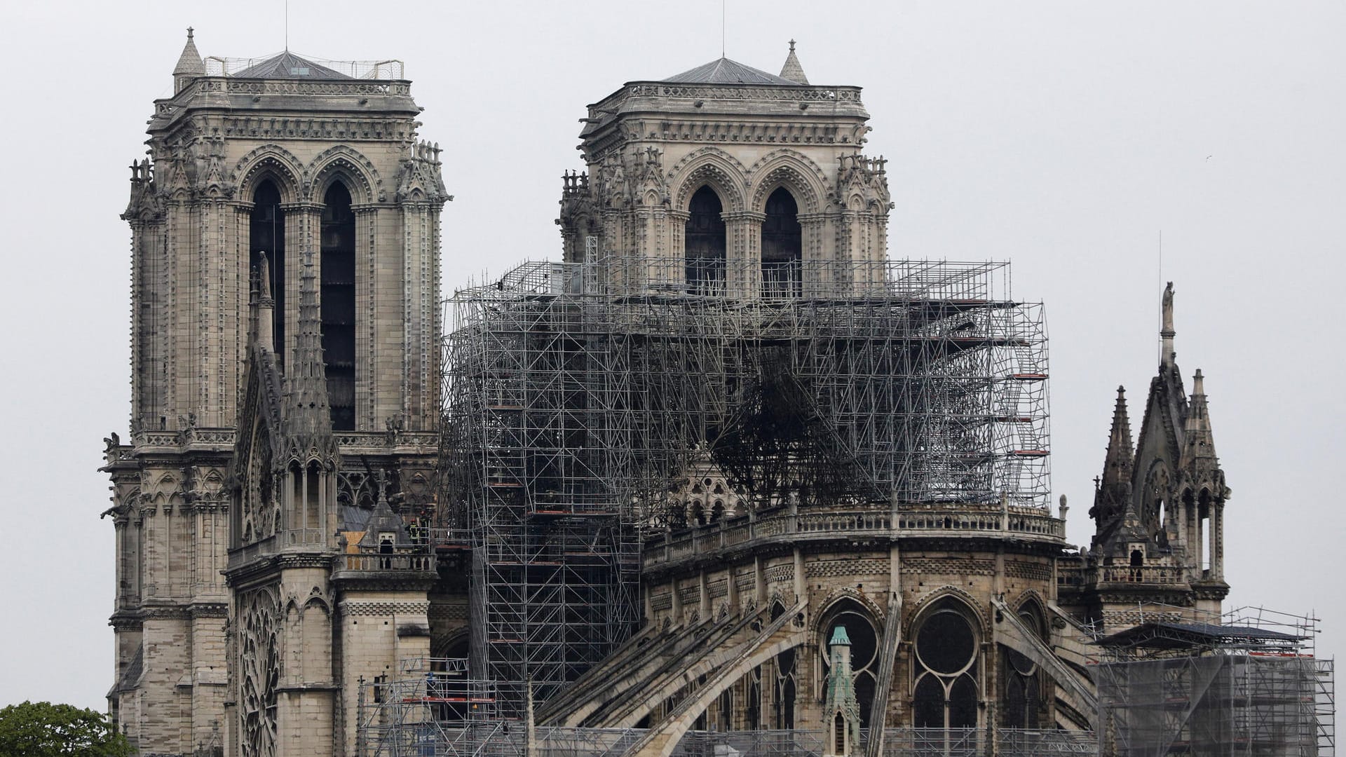 So sieht die Kirche am Morgen danach aus. Das Feuer ist unter Kontrolle, die steinernen Teile der Kirche stehen noch.