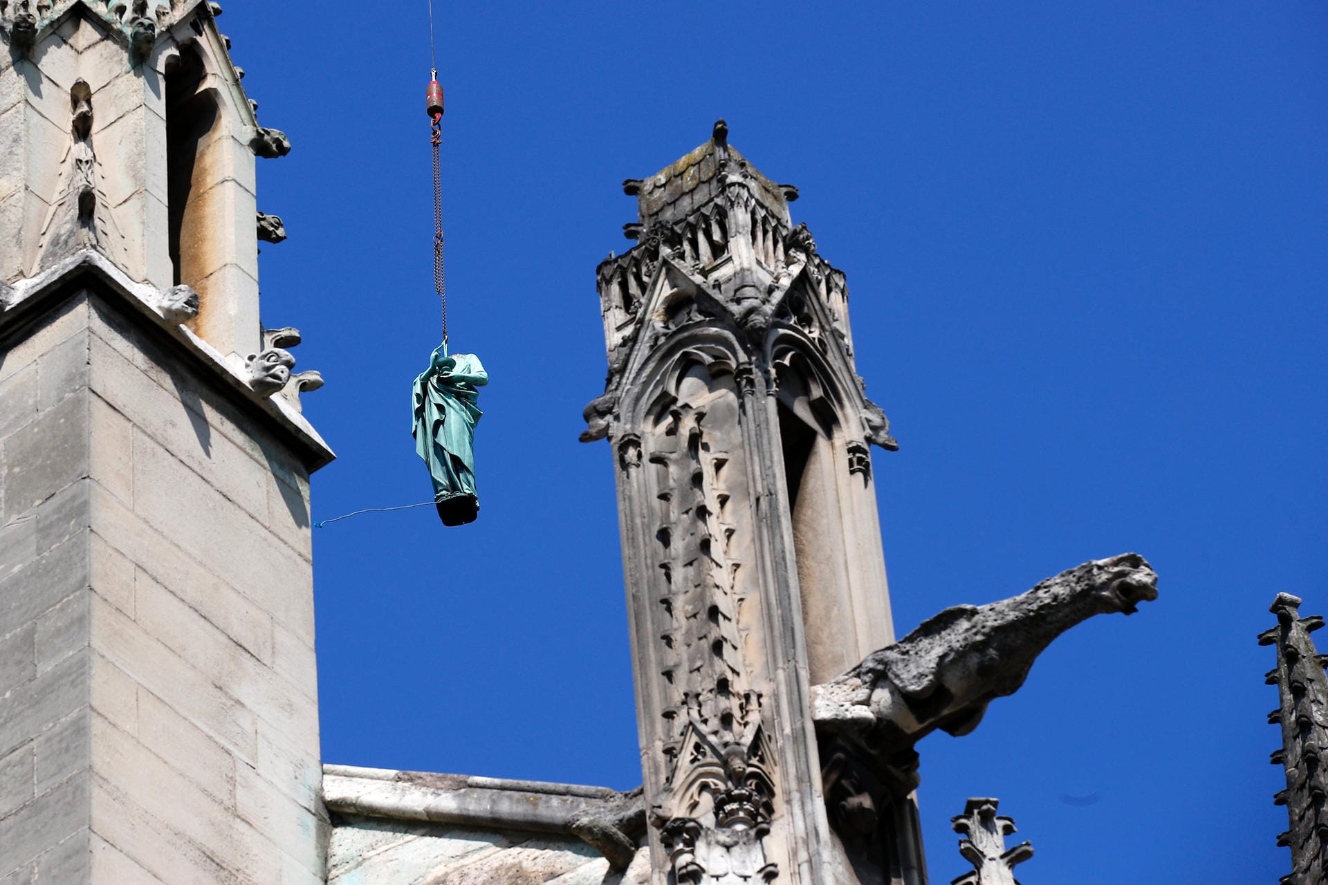Statue wird von Notre-Dame gehoben: Am 11. April, nur vier Tage vor dem Brand, sind insgesamt 16 Statuen – zwölf Apostel und vier Evangelisten – vom Dach der Kathedrale geholt worden. Die Kunstwerke sollten restauriert werden und sind so dem Feuer entgangen.