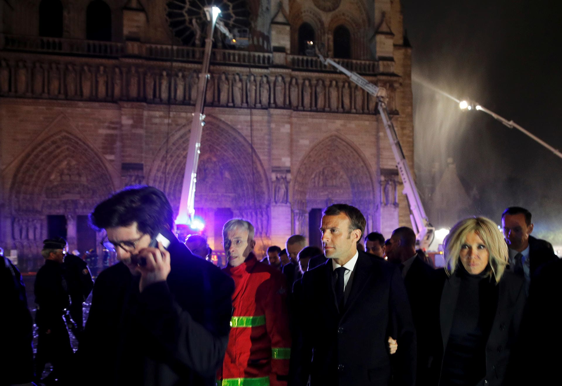 Frankreichs Präsident Emmanuel Macron hat bereits angekündigt, die Kirche in jedem Fall wieder aufbauen zu lassen. Das erwarte das Land, das verdiene es auch, sagte er.