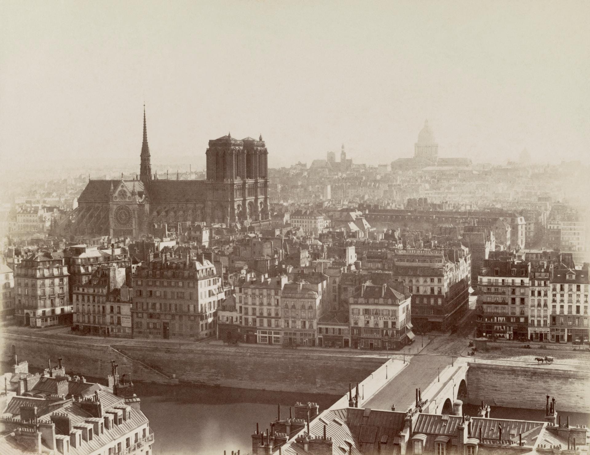 Notre-Dame ca. 1865: Die Kathedrale erhebt sich über die Häuser von Paris. Von 1163 bis 1345 erbaut, gab es immer wieder Erneuerungen der Kirche. Im Jahr 1858 wurden in der erzbischöflichen Grabkammer im Rahmen einer Restaurierung historische Gräber freigelegt.