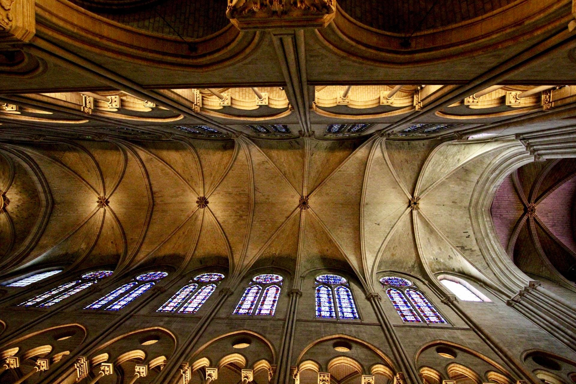 Deckenansicht, innen, 2017: Die gewölbte Decke des Hauptschiffs von Notre-Dame war neben den farbigen Fenstern ein besonderes Element der Kirche. Beim brand am 15.04.2019 ist diese Decke vollkommen abgebrannt und eingestürzt.