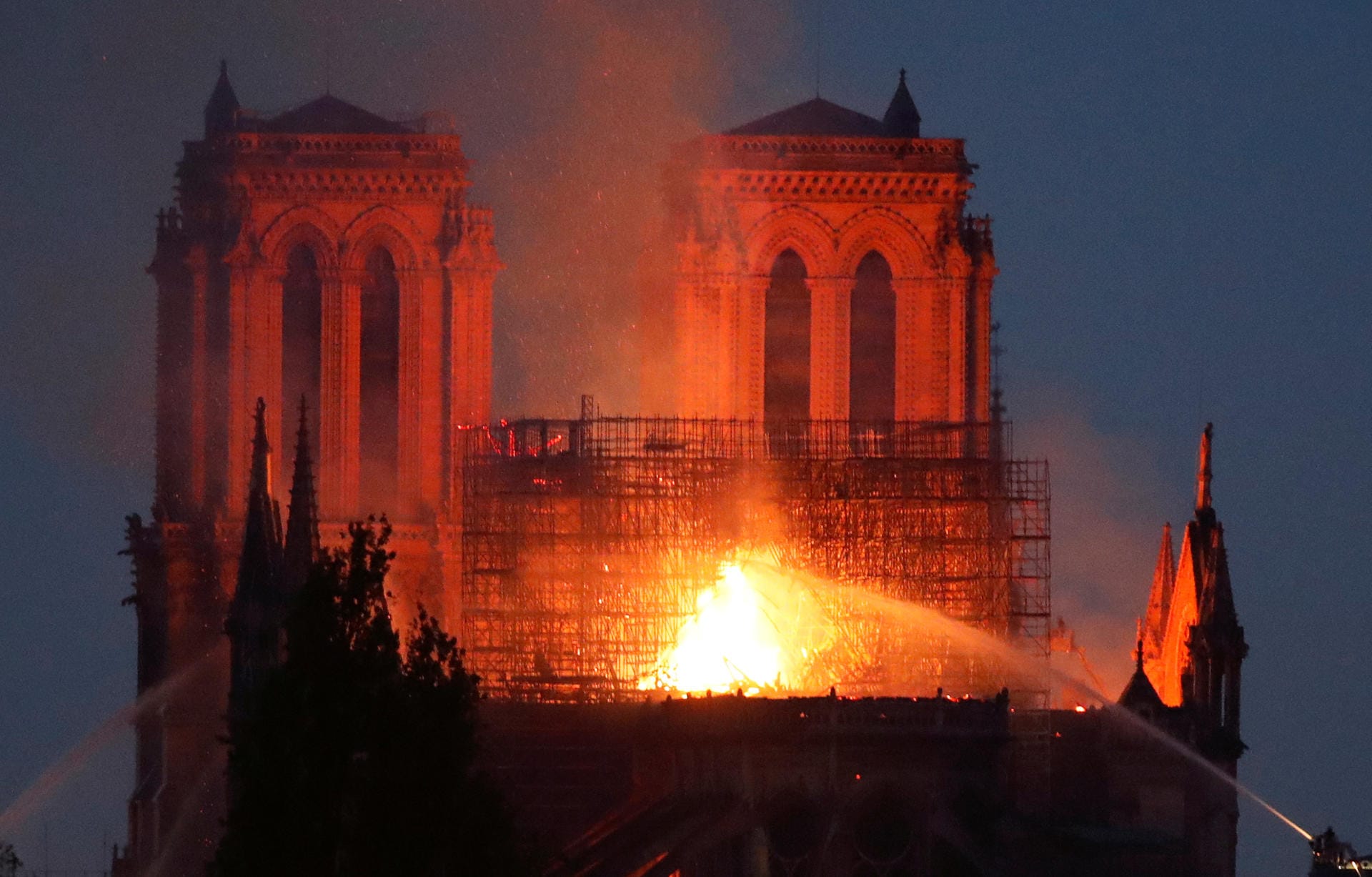 Am Montagabend sah man aus der Distanz die ikonische Silhouette der Kathedrale Notre-Dame in Flammen stehen. Rauch zog durch Paris. Die Kirche, deren Umriss man auf der ganzen Welt kennt, leuchtete orangefarben.