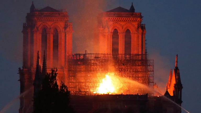 Am Montagabend sah man aus der Distanz die ikonische Silhouette der Kathedrale Notre-Dame in Flammen stehen. Rauch zog durch Paris. Die Kirche, deren Umriss man auf der ganzen Welt kennt, leuchtete orangefarben.